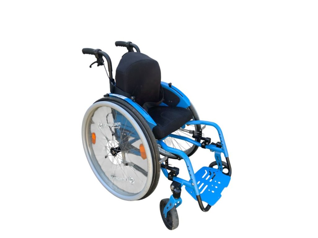 VÝPRODEJ Aktivní mechanický vozík se zádovou opěrkou pro děti se skoliózou Berollka Filou č. 169